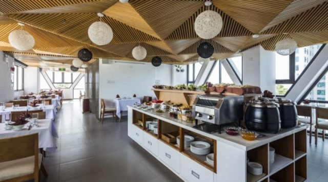 Nhà hàng trong khách sạn Dinh Khải Huyền phục vụ khách du lịch. Ảnh: Vntrip.