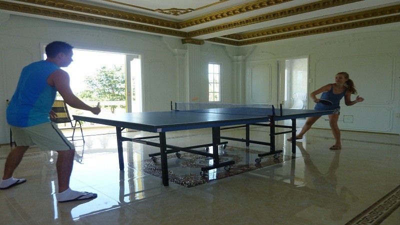 Ngoài ra, bên trong dinh thực còn có khu vực giải trí cho khách. Ảnh: Mytour.