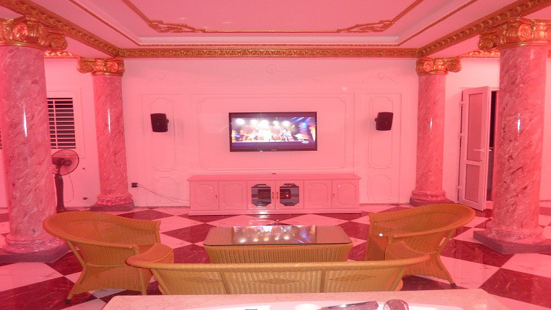 Khu vực tiếp khách bên trong Dinh thự. Ảnh: Mytour.