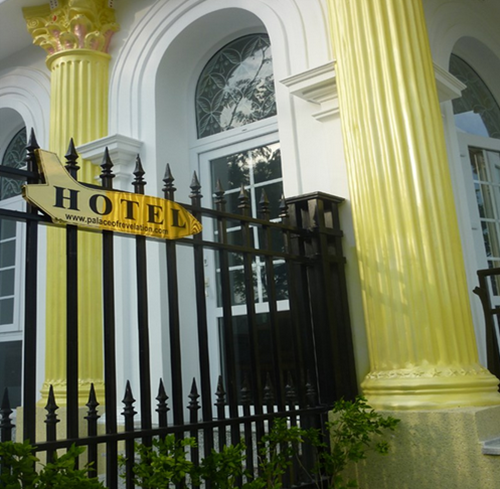 Phía dưới chân hàng cột sọc vàng bên ngoài có gắn những ngôi sao, tạo cho người xem cảm giác như đang chiêm ngưỡng một cơn mưa sao băng vào giữa ban ngày. Ảnh: Dulichnhatrang365.