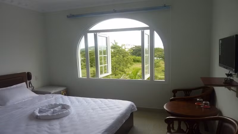 Tầng 2 của tòa nhà được thiết kế làm khu vực nghỉ dưỡng với tổng cộng 9 phòng. Ảnh: Vnbooking.