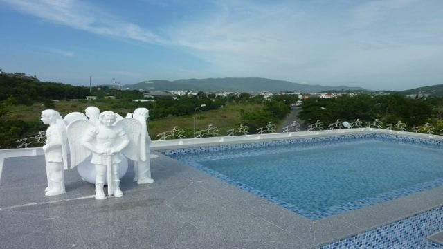 Bên ngoài Dinh Khải Huyền trang trí bằng nhiều hình thiên thần. Ảnh: Vntrip.