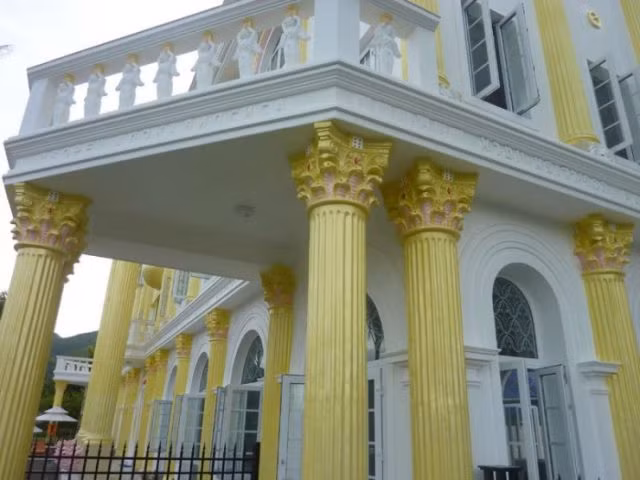 Các trụ cột được trang trí tỉ mỉ. Ảnh: Vntrip.