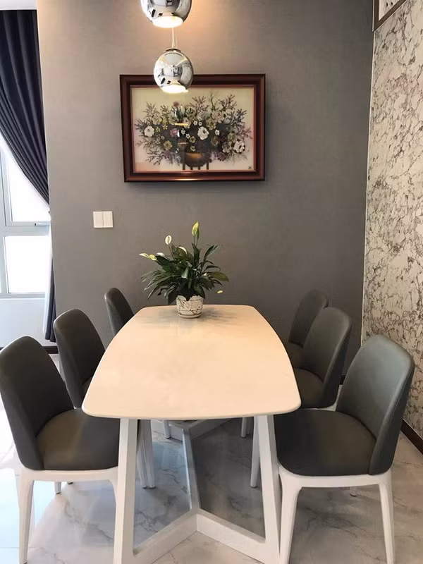 Với diện tích 200m vuông, 3 phòng ngủ và thuộc khu Landmark mới xây cao nhất Việt Nam - nhiều người ước lượng giá trị của căn hộ không dưới 5 tỷ đồng.