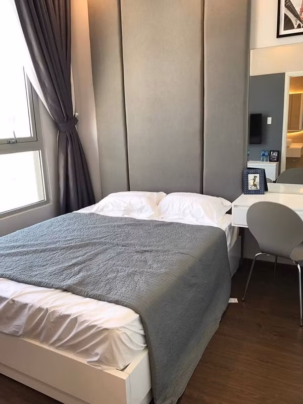 Thái Mỹ Linh sở hữu chiều cao 1,68 m và gương mặt ăn ảnh. Năm 2017, cô giành giải Á hậu tại cuộc thi Hoa hậu Sắc đẹp Việt toàn cầu. Cuộc thi được tổ chức tại Đài Loan và vẫn bị xếp ở nhóm "Hoa hậu ao làng" do quy mô tổ chức nhỏ.