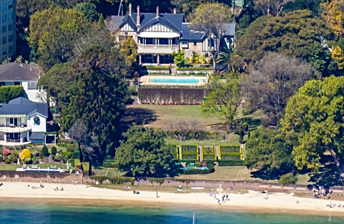 Công trình chính nằm giữa vườn cây và cách bờ biển chỉ 100 m.