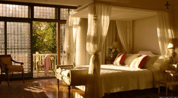 Phòng ngủ có ban công rộng tạo tầm nhìn lớn ra khung cảnh thiên nhiên. Nguồn ảnh: News.