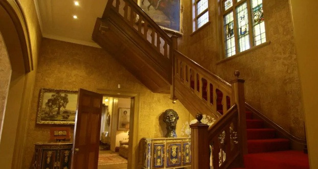 Cầu thang gỗ sang trọng.