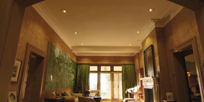 Không gian bên trong là gam màu trầm vàng ấm cúng chủ đạo.