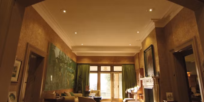 Không gian bên trong là gam màu trầm vàng ấm cúng chủ đạo.