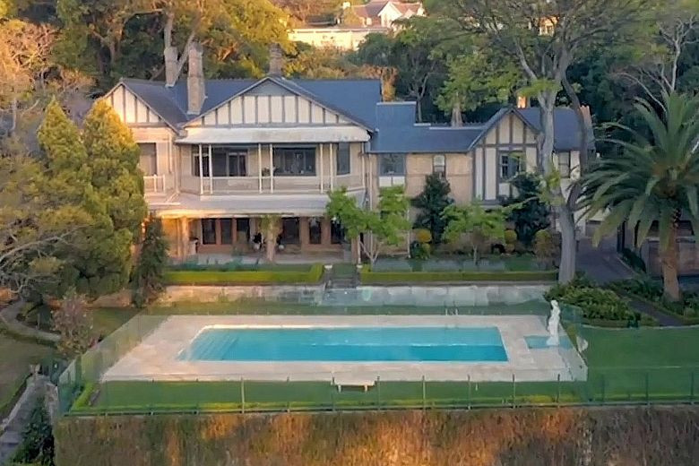 Biệt thự cổ gồm hai ngôi nhà 2 tầng, có một hồ bơi nhỏ.