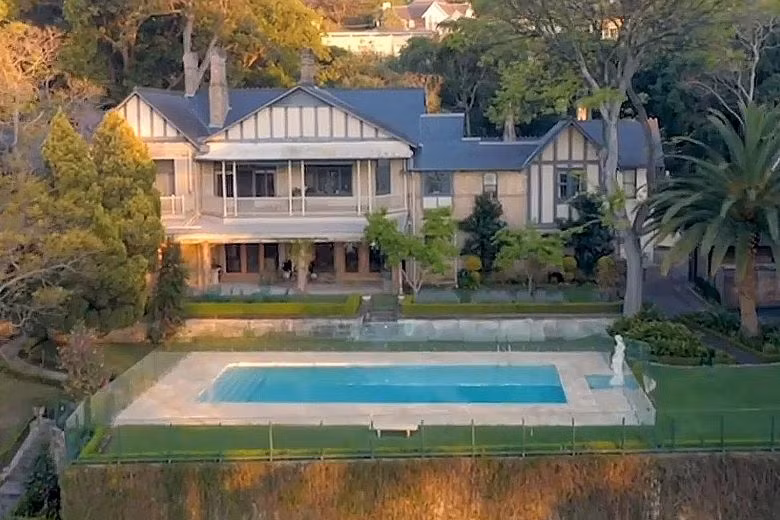 Biệt thự cổ gồm hai ngôi nhà 2 tầng, có một hồ bơi nhỏ.