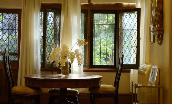 Bàn ăn nhỏ bố trí cạnh cửa sổ.