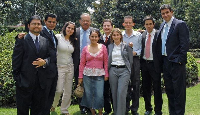 Gia đình Slim (77,1 tỷ USD) đứng đầu bởi Carlos Slim Helu, một nhà kinh doanh, nhà đầu tư và nhà từ thiện đến từ Mexico.