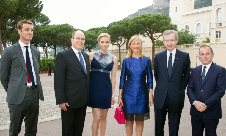 Gia đình tỷ phú của nước Pháp, dòng họ Arnaults được biết đến với thương hiệu sang trọng bậc nhất thế giới là Moet Hennessy Louis Vuitton và Christian Dior. Gia tộc này sở hữu khối tài sản tương đương 37,7 tỷ USD.