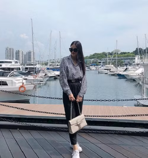 Hoa hậu Nguyễn Phương Khánh khéo khoe đồ hiệu của Gucci. Ảnh: Instagram Phuongkhanh.