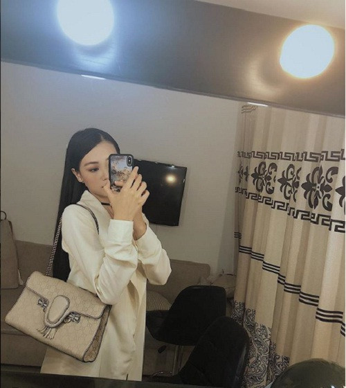 Không chỉ có vậy, cách ăn mặc thời thượng, đẳng cấp của Phương khánh cũng toát lên cuộc sống có phần giàu có của mình. Ảnh: Instagram Phuongkhanh.