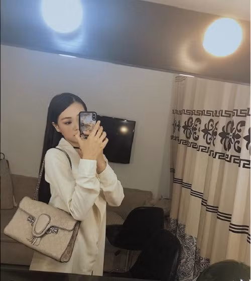 Không chỉ có vậy, cách ăn mặc thời thượng, đẳng cấp của Phương khánh cũng toát lên cuộc sống có phần giàu có của mình. Ảnh: Instagram Phuongkhanh.