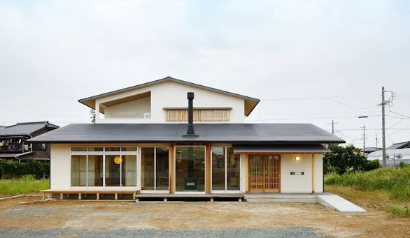 Màu sơn trắng kết hợp trang trí bằng gỗ cứng cùng hệ mái dốc mang đến phong cách hiện đại và vững chắc.