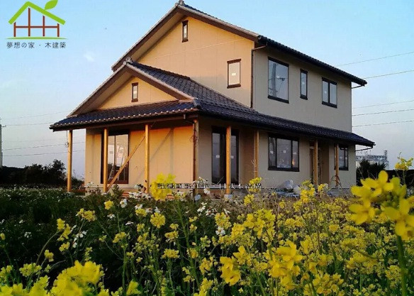 Nhà gỗ 2 tầng giản dị hút mắt với yếu tố hiện đại được lồng ghép khéo léo qua những ô cửa kính đẹp mắt.