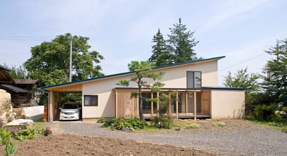 Nhà mái dốc sử dụng tông màu pastel kết hợp với gỗ cho các chi tiết kiến trúc mặt đứng.