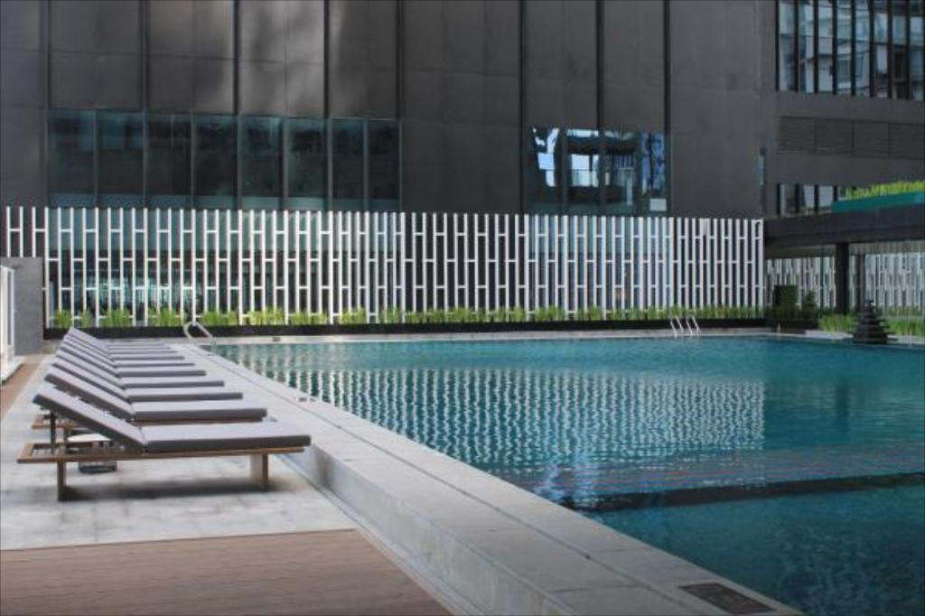 Bể bơi ngoài trời lớn.