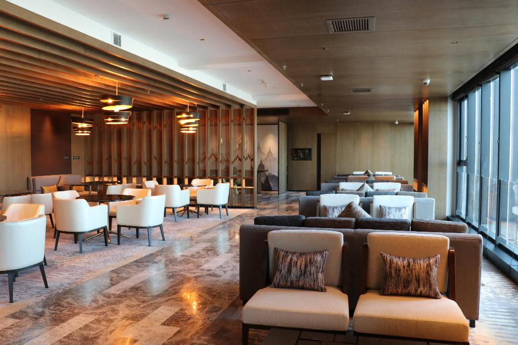 Khu vực quầy bar là điểm ngồi chơi của tuyển Việt Nam.