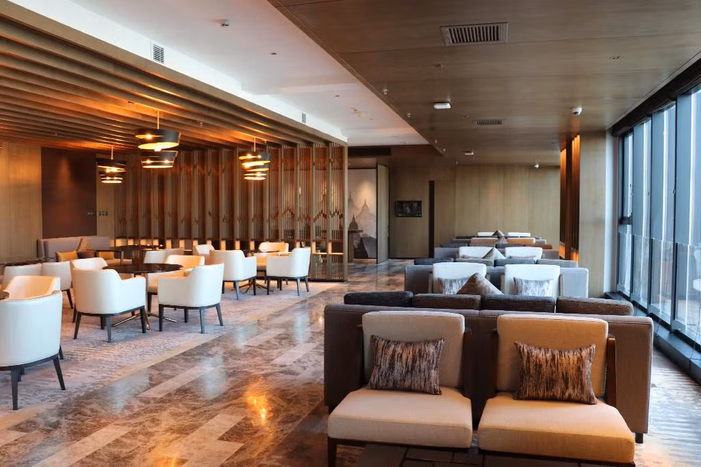 Khu vực quầy bar là điểm ngồi chơi của tuyển Việt Nam.