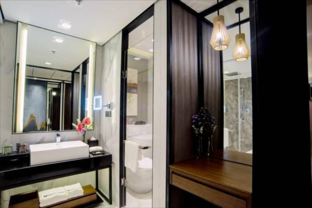 Phòng tắm đầy đủ trang thiết bị hiện đại với gam màu trắng sáng.