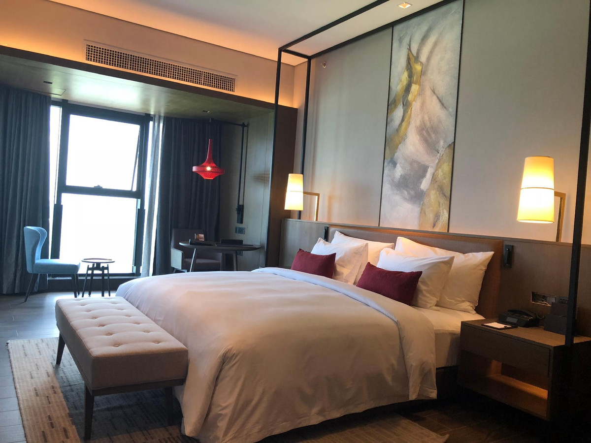 Các phòng có cửa sổ lớn, ốp kính, tầm nhìn đẹp ra toàn cảnh thành phố và hồ nước bên cạnh.