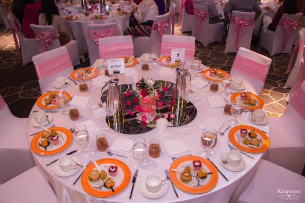 Nhà hàng trong khách sạn phục vụ ẩm thực đa dạng, có cả đồ châu Mỹ và Trung Đông.