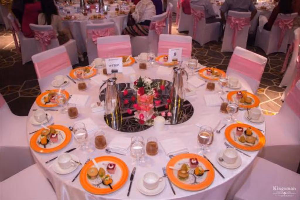 Nhà hàng trong khách sạn phục vụ ẩm thực đa dạng, có cả đồ châu Mỹ và Trung Đông.