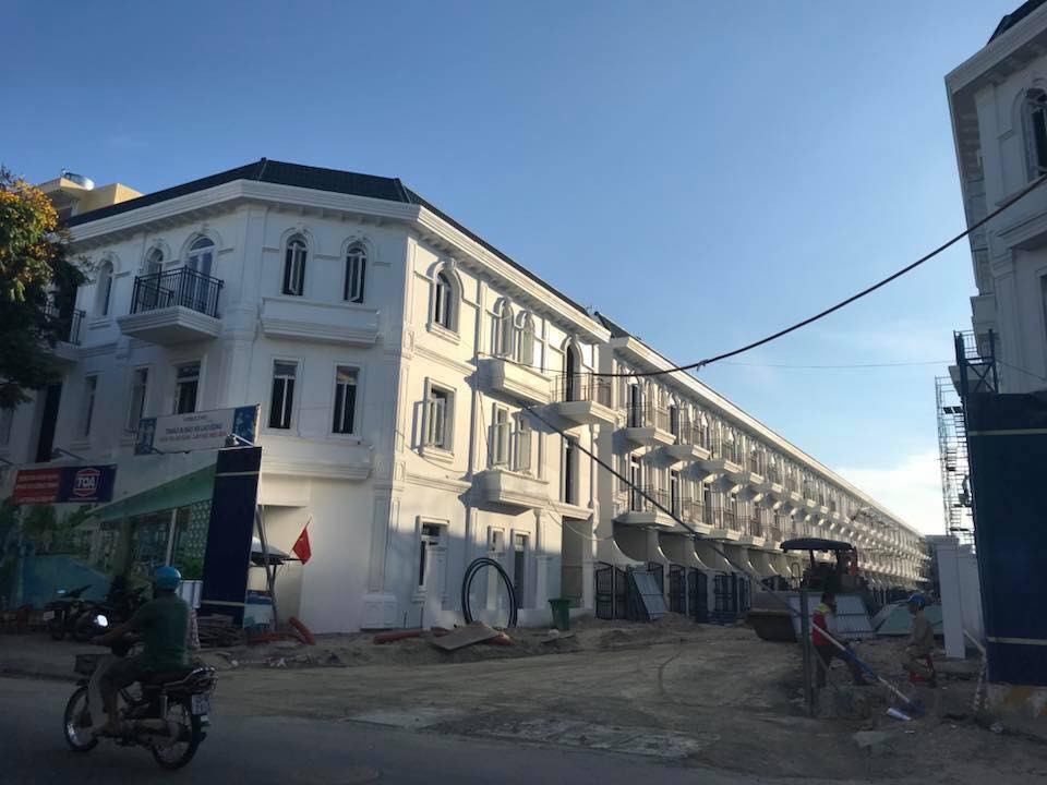 Dự án nhà phố Phú Gia Compound đang gấp rút để hoàn thiện. Ảnh: FB Nguyễn Thanh Sang.