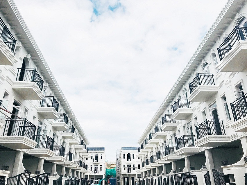 Theo lời giới thiệu của các nhân viên môi giới bất động sản, hiện giá mỗi căn ở dự án này có mức từ 5,8 đến hơn 7 tỷ đồng tùy theo đường, diện tích... Ảnh: Phugiacompound.