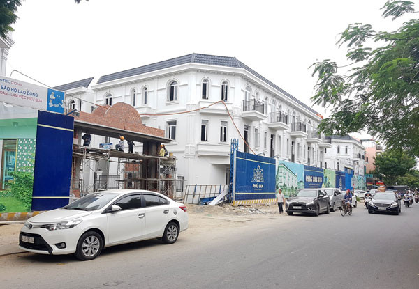 Trước đó, dự án Phú Gia Compound nằm trên đường Ông Ích Khiêm (phường Tam Thuận, quận Thanh Khê, Đà Nẵng) của Công ty TNHH Phú Gia Compound chưa đủ điều kiện nhưng vẫn mở bán rầm rộ với giá hàng tỷ đồng gây xôn xao dư luận. Ảnh: Baogiaothong.