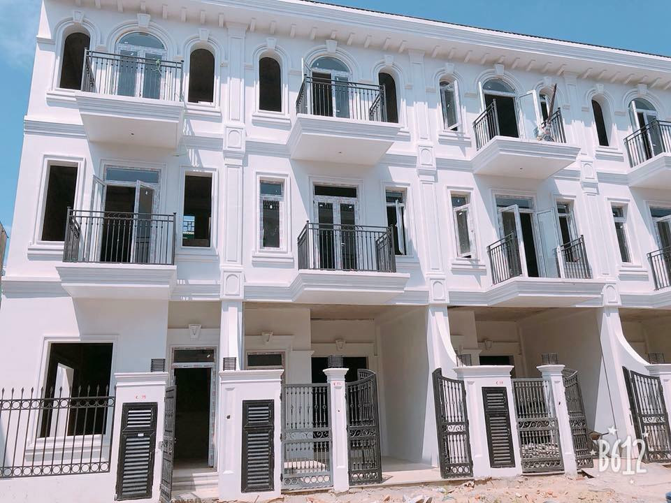 Trên website rao bán, chủ đầu tư dự án Phú Gia Compound cho biết sẽ bàn giao sổ hồng vào cuối năm 2018. Ảnh: Phugiacompound.