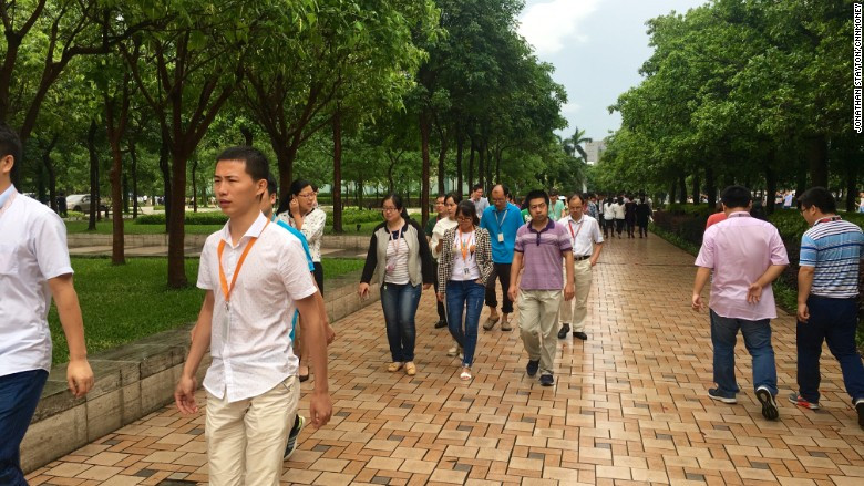 Trong khuôn viên trụ sở còn có nhiều cây xanh.