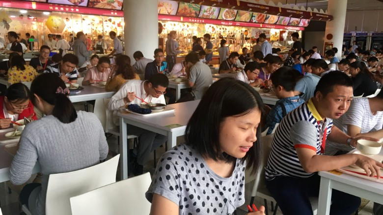 Ngoài ra, còn có rất nhiều nhà hàng phục vụ nhân viên. Nguồn ảnh: Arnnet, BI