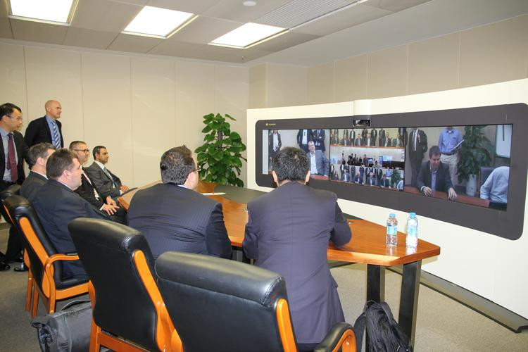 Bên trong trụ sở của Huawei có nhiều xe khách loại nhỏ để phục vụ nhân viên di chuyển giữa các khu vực bên trong. Trong ảnh là phòng thử nghiệm công nghệ từ xa của công ty.