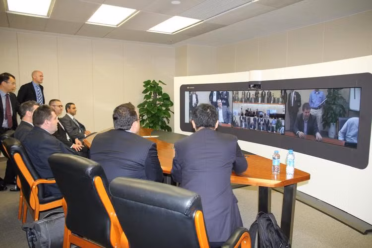 Bên trong trụ sở của Huawei có nhiều xe khách loại nhỏ để phục vụ nhân viên di chuyển giữa các khu vực bên trong. Trong ảnh là phòng thử nghiệm công nghệ từ xa của công ty.