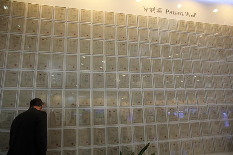 Bức tường với hàng loạt bằng sáng chế của Huawei. Tính đến ngày 31/12/2014, Huawei đã nộp tổng cộng 48.719 đơn xin cấp bằng sáng chế tại Trung Quốc và 23.197 đơn xin cấp bằng sáng chế bên ngoài Trung Quốc. Tổng cộng có 38.825 đơn xin cấp bằng sáng chế đã được cấp.