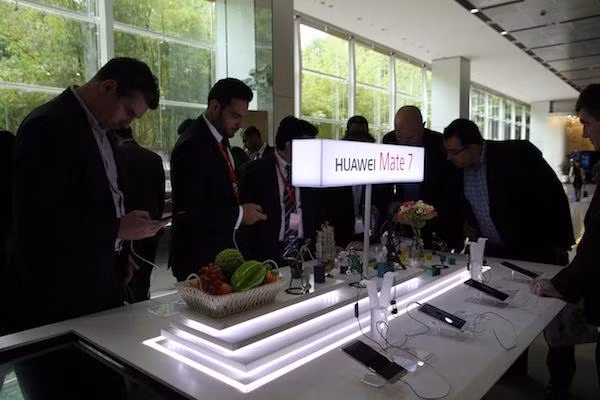 Khu vực trưng bày smartphone Huawei cho đối tác tham quan.