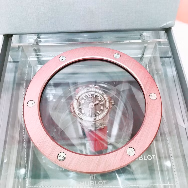 Đây là chiếc đồng hồ phiên bản phát hành giới hạn. Nhà sản xuất chỉ tung ra thị trường 200 chiếc đồng hồ như vậy. Ảnh: Saostar.