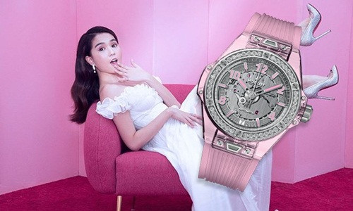 Dịp sinh nhật lần thứ 29 của mình, Ngọc Trinh được cho là đã chi tới 4,3 tỷ đồng chỉ để mua đồ hiệu. Trong đó có chiếc đồng hồ Hublot Bigbang One Click Pink Sapphire Diamonds 39 mm với giá trên dưới 1,2 tỷ đồng. Ảnh: Saostar.