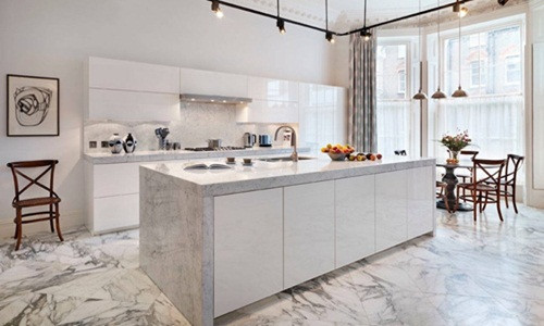 Xu hướng thiết kế nhà bếp trong năm 2019 vẫn duy trì vẻ hiện đại nhưng phải kết hợp được nét đẹp truyền thống và sự dễ chịu của thiên nhiên như đá cẩm thạch mài, gỗ tự nhiên, tường trát vữa…Ảnh: Wedo.