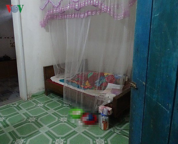 Bị cáo Vũ Văn Hùng nằm trên giường, đắp chăn và không ngồi dậy nói chuyện.