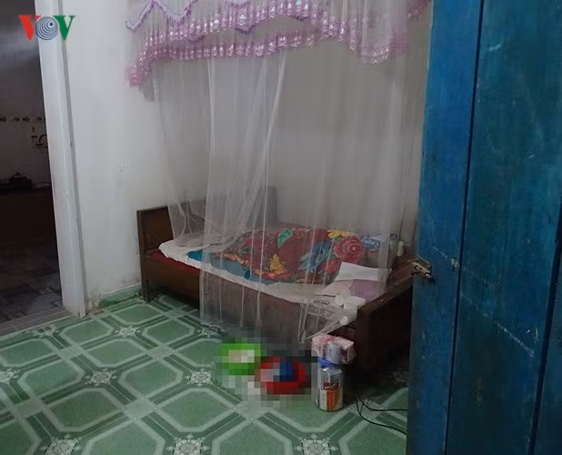 Bị cáo Vũ Văn Hùng nằm trên giường, đắp chăn và không ngồi dậy nói chuyện.