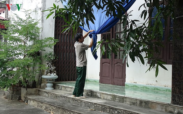 Người thân của bị cáo mở cửa, kéo rèm để lực lượng chức năng làm nhiệm vụ.