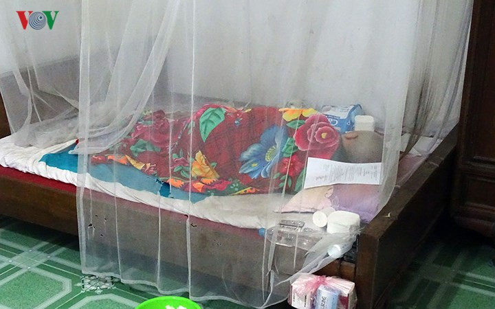 Lực lượng chức năng đọc xong lệnh áp giải, bị cáo Hùng vẫn không ngồi dậy và than ốm yếu, không thể đến tòa.