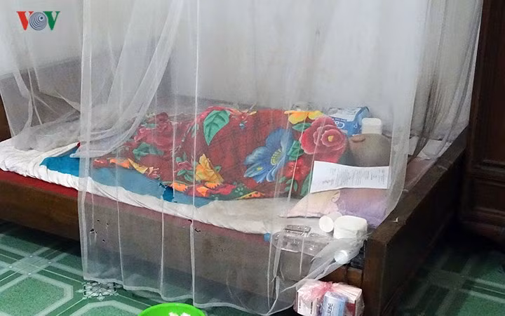 Lực lượng chức năng đọc xong lệnh áp giải, bị cáo Hùng vẫn không ngồi dậy và than ốm yếu, không thể đến tòa.